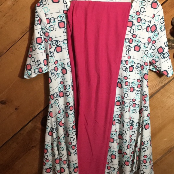 Lularoe bundle THREE SHIRTS AND ONE LEGGING - Picture 8 of 8